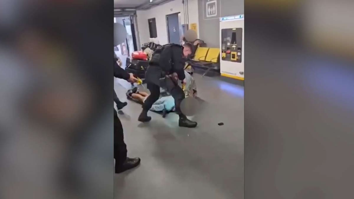 Protesters chant ‘Allahu Akbar’ after Manchester policeman ‘stamps on man’s head’ Protesters chant ‘Allahu Akbar’ after Manchester policeman ‘stamps on man’s head’