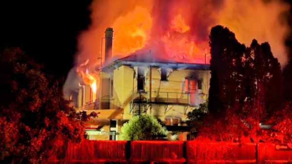 Fire reignites at historic Taranaki hotel day after giant blaze Fire reignites at historic Taranaki hotel day after giant blaze
