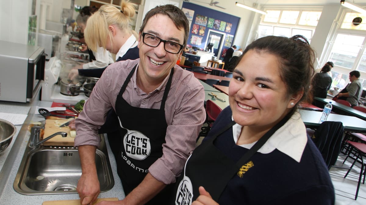 Masterchef gives healthy advice to foodie students - NZ Herald