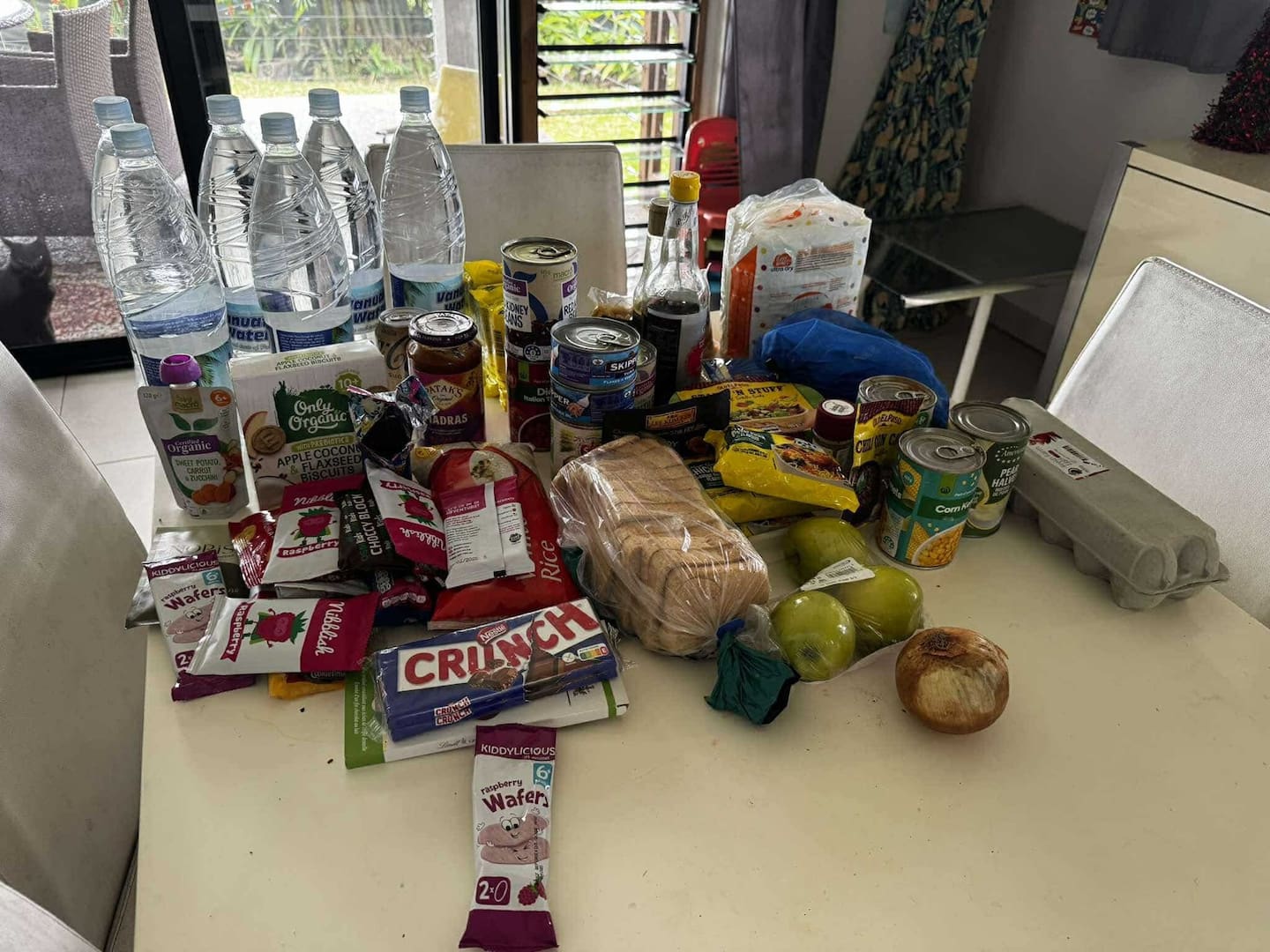 An Auckland couple and their two young children are rationing their food and water supply after being caught up in the earthquake aftermath in Vanuatu.