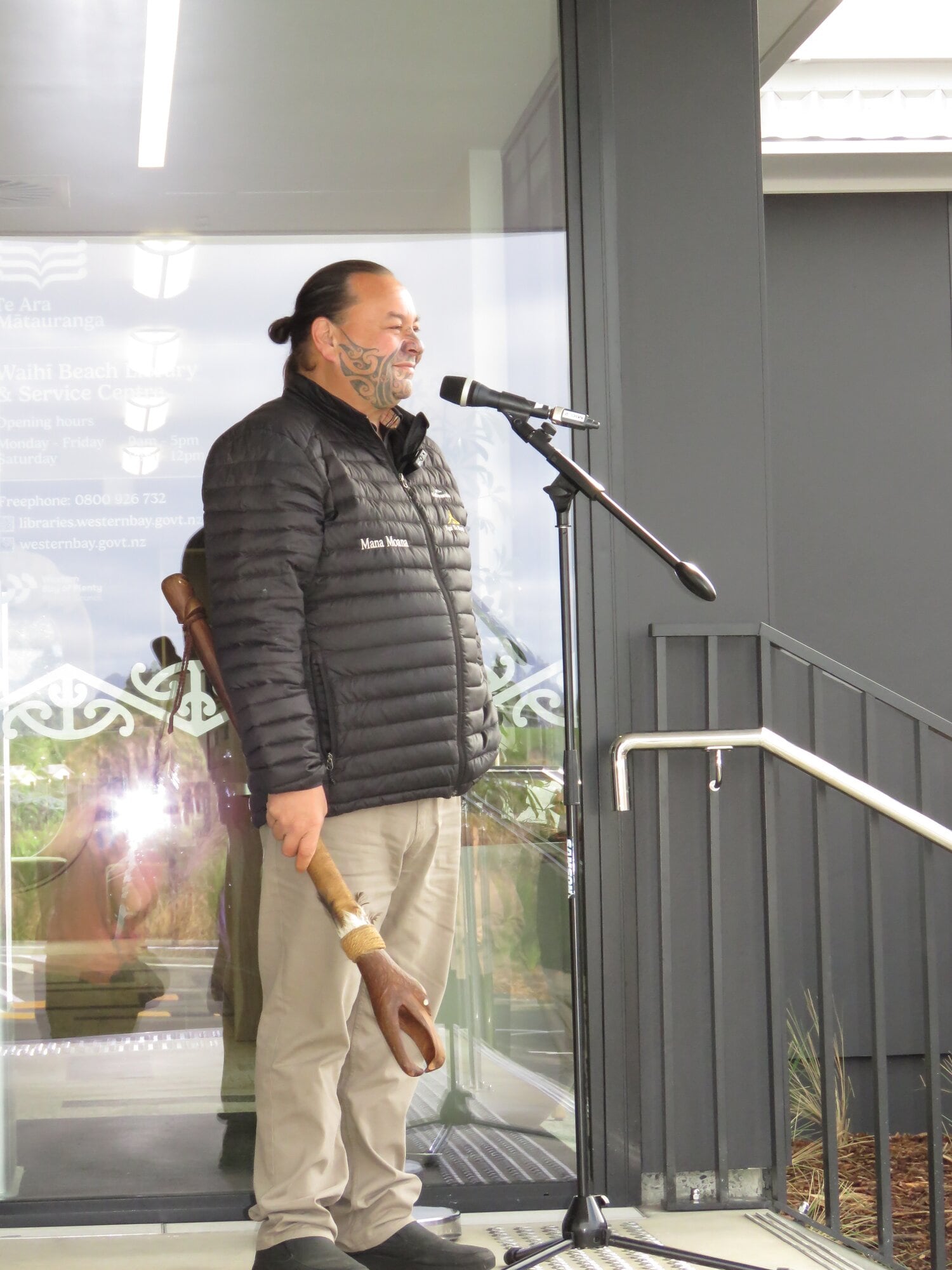Ōtāwhiwhi Marae chairman Reon Tuanau telling guests at the official opening of Te Ara Mātauranga about the cultural elements behind the building’s design. Photo / Merle Cave
