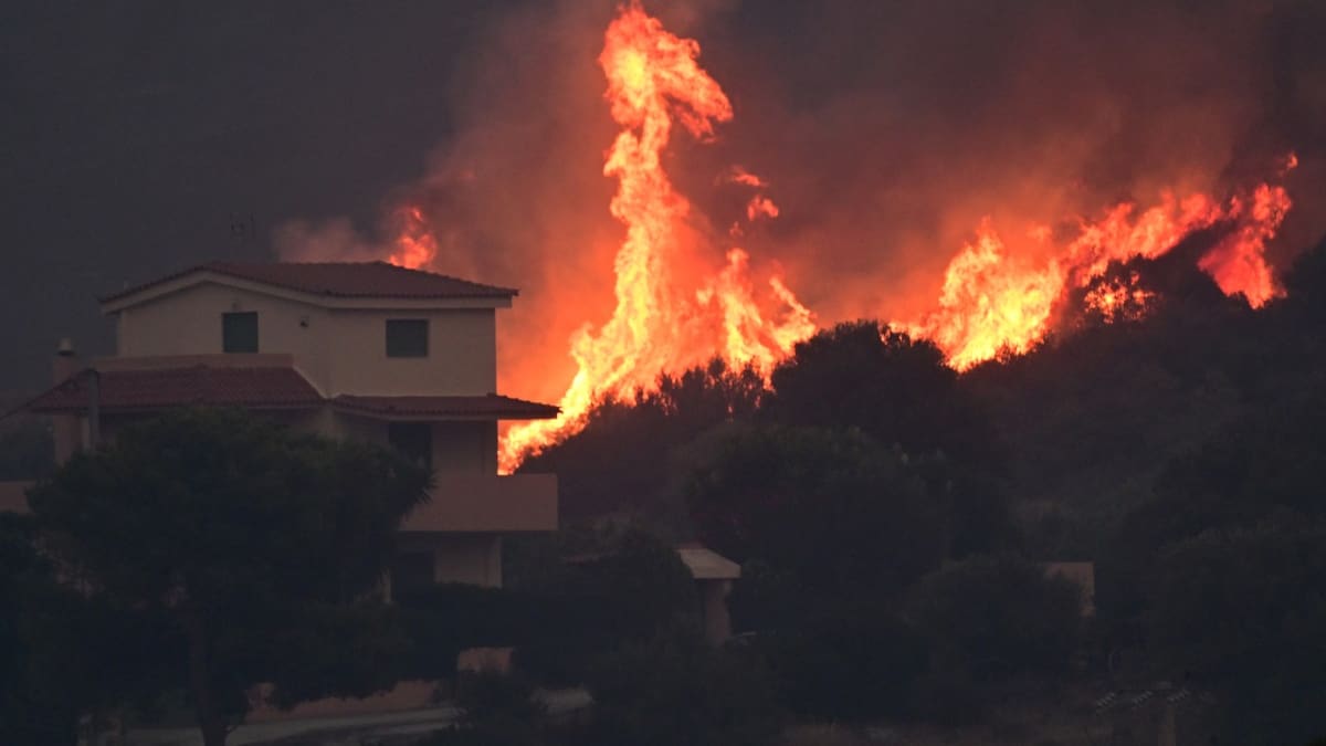 Thousands battle Greece fires, Spain seeks EU help as heatwave bakes Europe