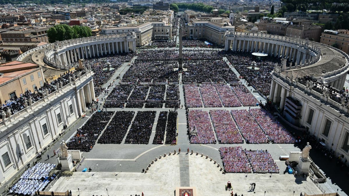 Watch: ‘Outpouring of affection’ – More than 140,000 gather to farewell Pope Francis Watch: ‘Outpouring of affection’ – More than 140,000 gather to farewell Pope Francis