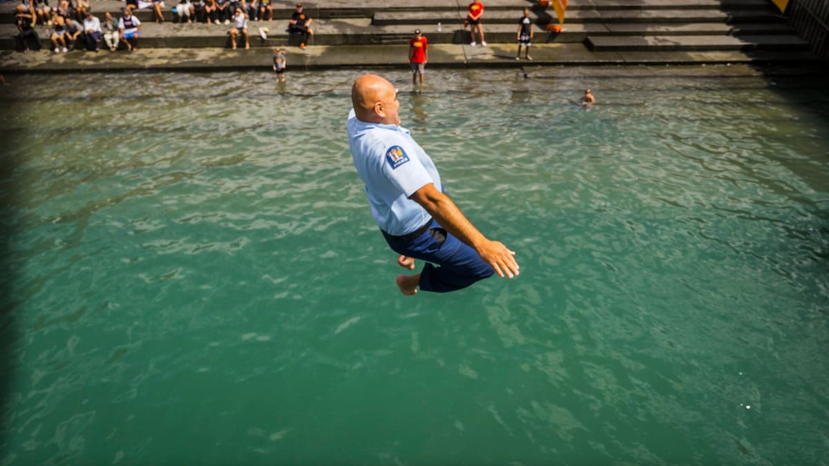 Watch: On-duty officer makes a splash in Manu World Champs in Auckland Watch: On-duty officer makes a splash in Manu World Champs in Auckland