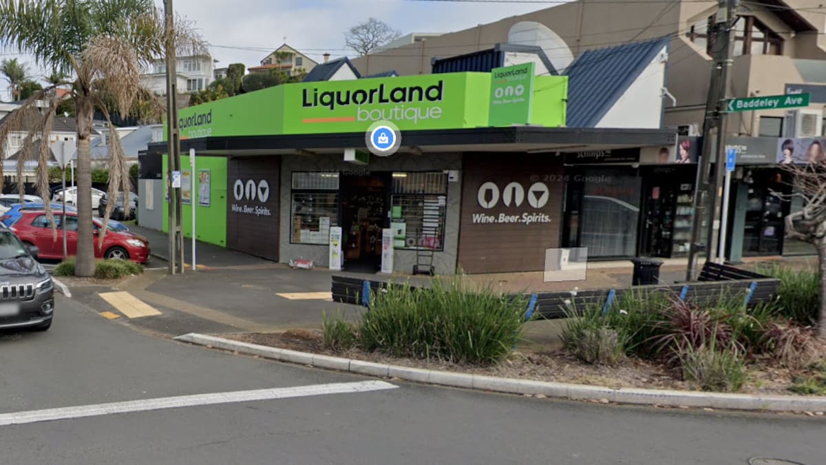 'Absolutely shocking': Shopkeeper slates cops' response time after citizens arrest 'Absolutely shocking': Shopkeeper slates cops' response time after citizens arrest