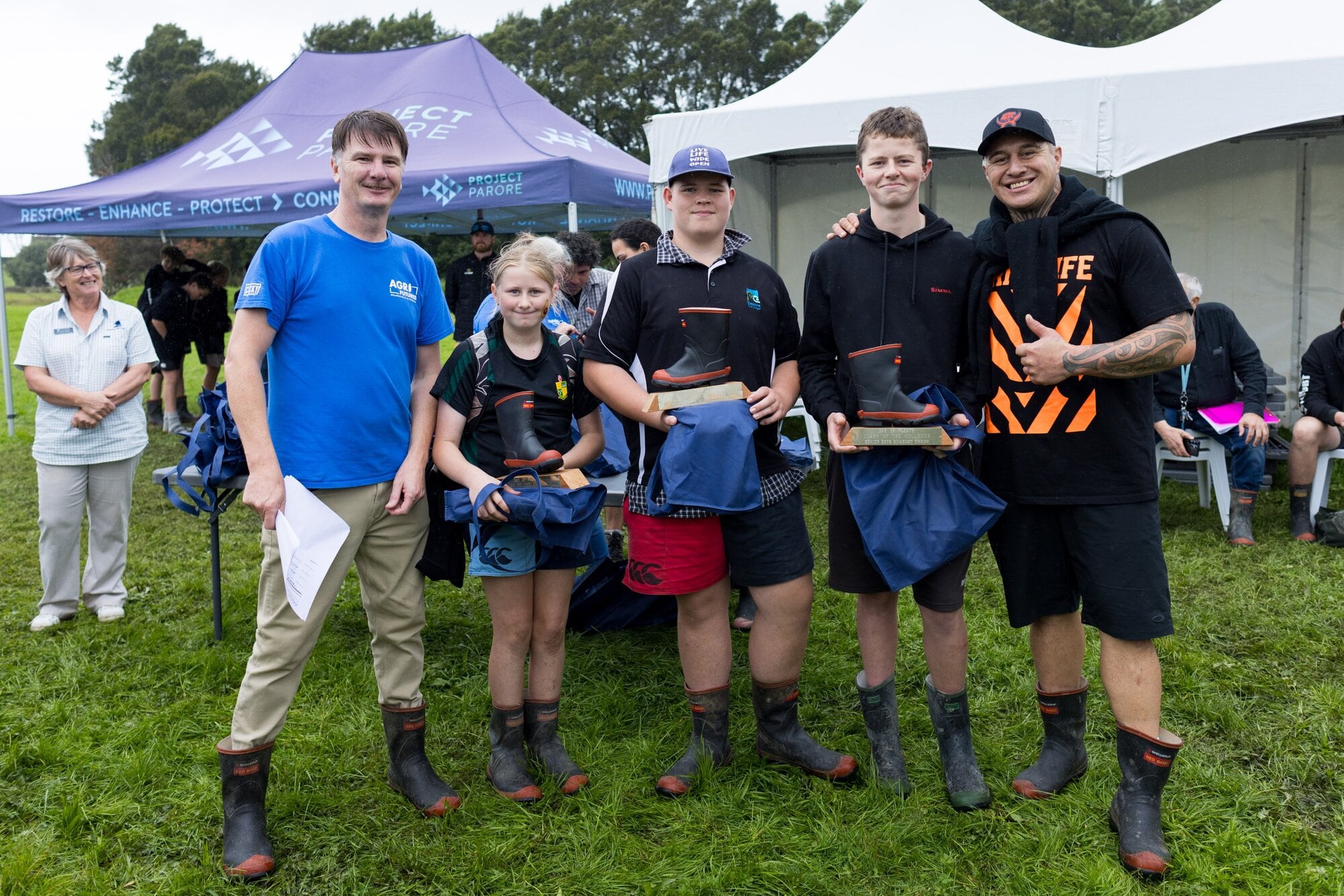  Agri Futures&rsquo; Daniel O&rsquo;Regan with the Gumboot Throwing Champions: first junior girl Avalon Nigro-Gillespie, first junior boy Oscar Rankin, and first-equal senior boy Mathew Spargo and Tangaroa Walker. Photo / Supplied