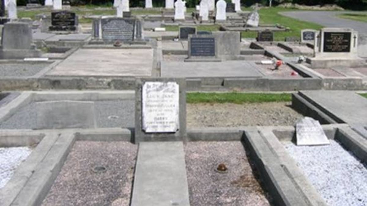 Jail for woman who stole old soldiers' plaques from Springston Cemetery ...