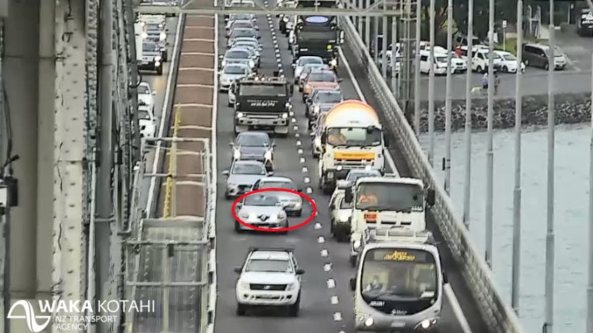 Traffic mayhem: Auckland Harbour Bridge breakdown causes long queues ...