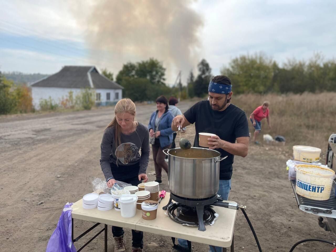  Harriet Campbell and Jason Zan providing hot food in Ukraine. Photo / Supplied