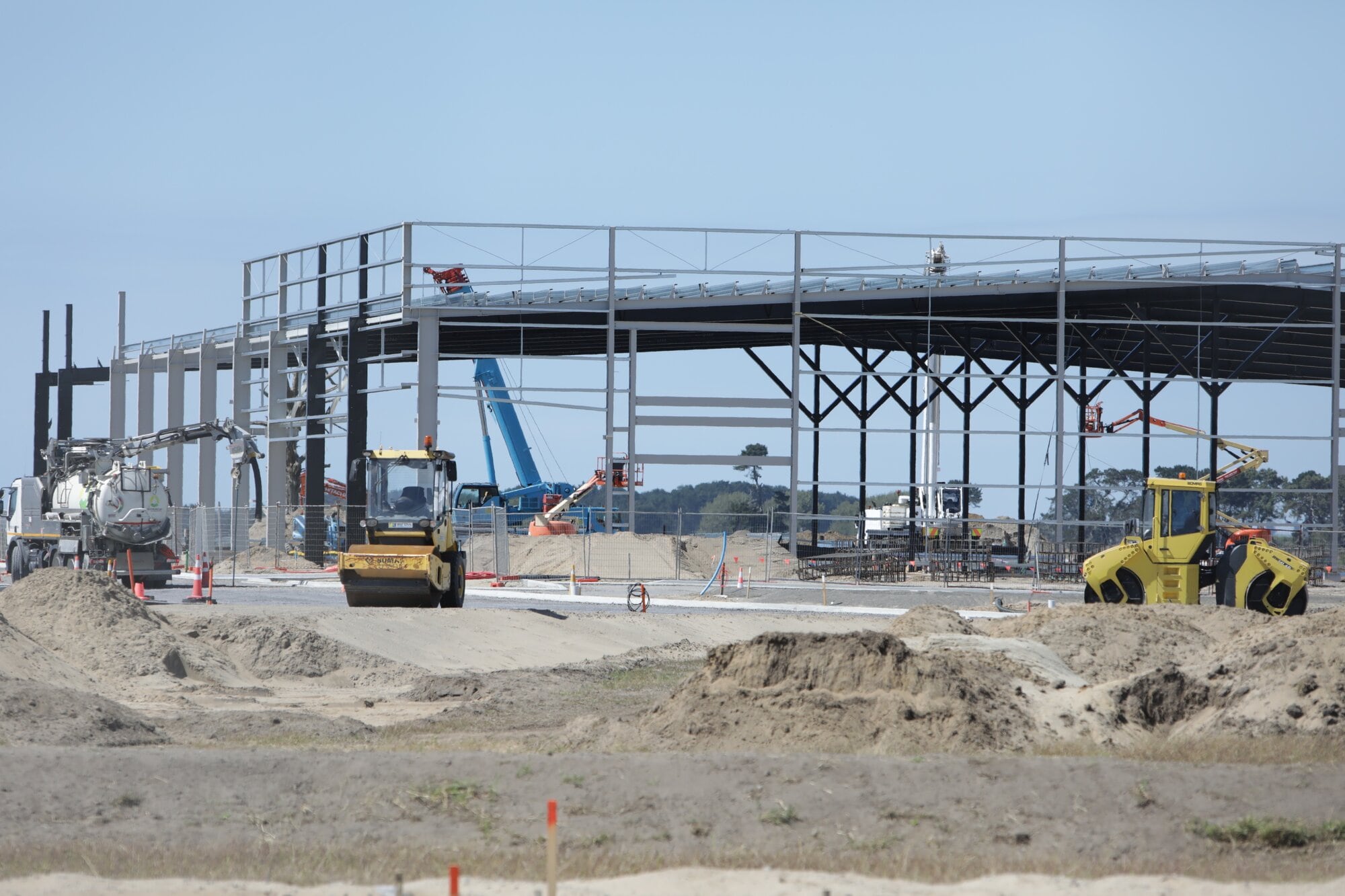  The new Mitre 10 MEGA store rising up from the ground at The Sands. Photo / Kelly O&rsquo;Hara