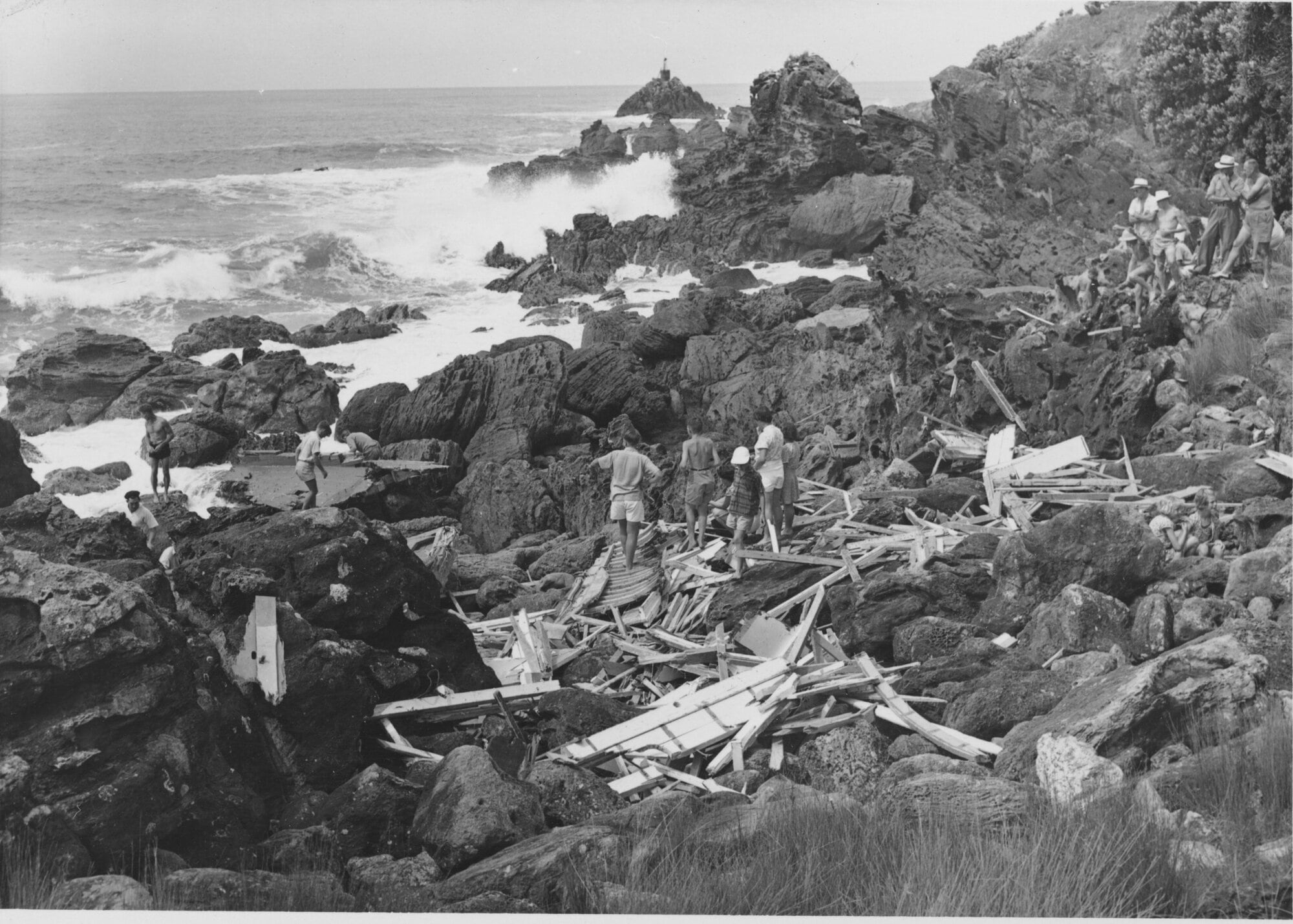 Wreck of the Rānui, Mount Maunganui, December 1950. Te Ao Mārama - Tauranga City Libraries Photo 98-037