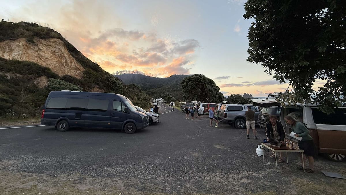 Fire crews continue fight against blaze that stranded holiday makers Fire crews continue fight against blaze that stranded holiday makers