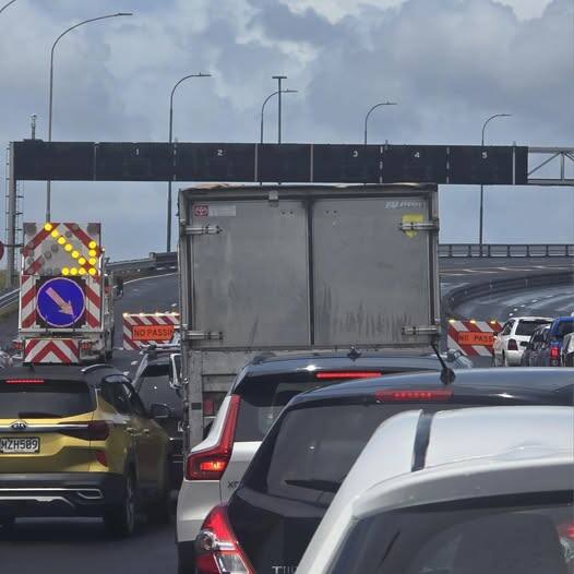 Auckland Harbour Bridge closes due to high winds - big delays for motorists