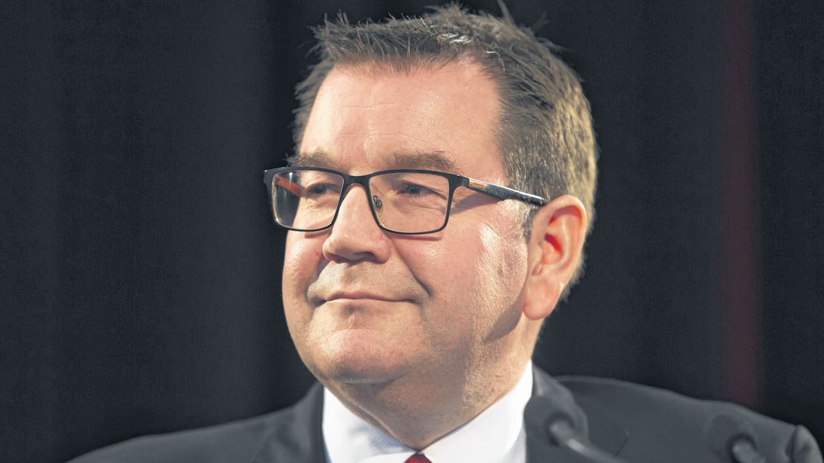 Robertson Opens Up: The Hidden Toll of Supporting Ardern and the Weight of Leadership