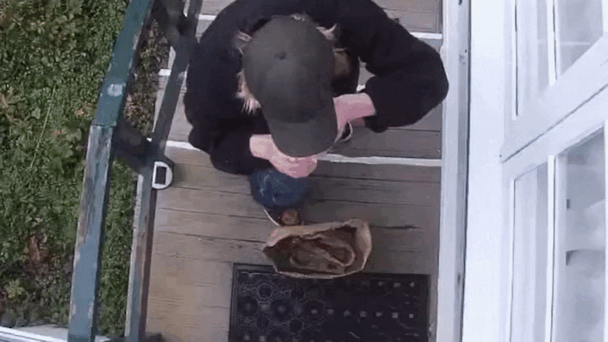 Hungry ‘food deliverer’ at doorstep – fake video dupes Stuff; Big ad industry moves, exits Hungry ‘food deliverer’ at doorstep – fake video dupes Stuff; Big ad industry moves, exits
