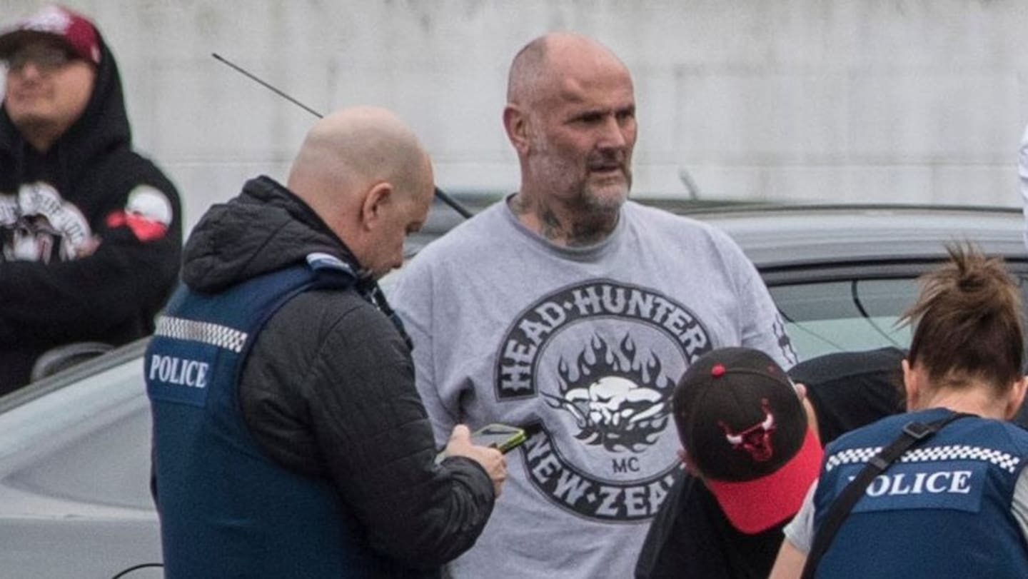 Wayne Doyle speaks to police at 232 Marua Rd as police raid the pad of the Head Hunters East chapter in 2017. Photo / Peter Meecham