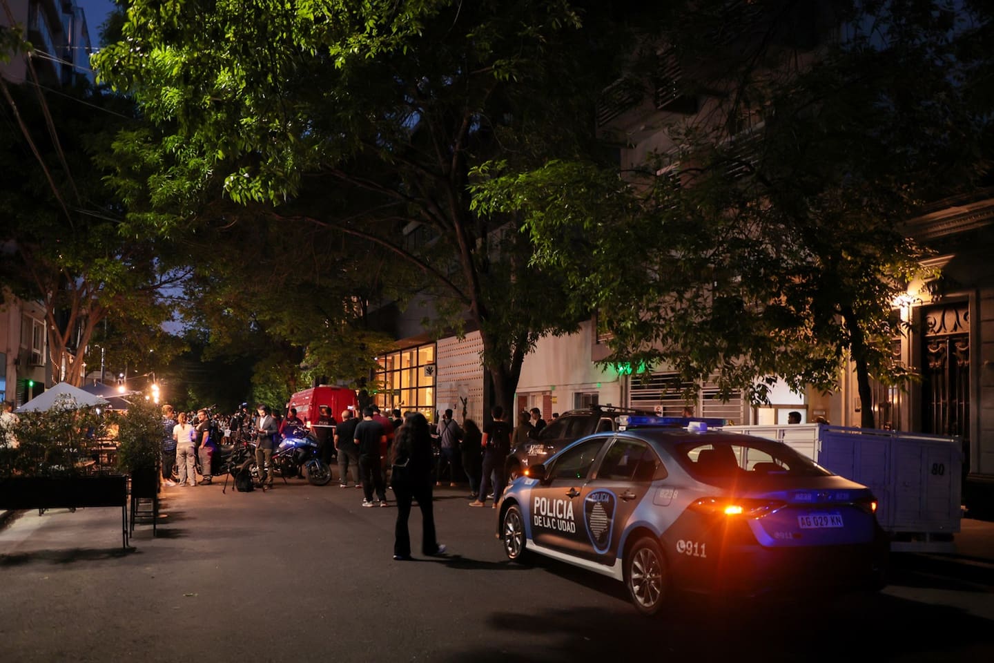 Tragic Fall Claims Liam Payne’s Life: Buenos Aires Police Provide More Details 3 Police and paramedics outside Casa Sur Hotel in the Palermo neighbourhood of Buenos Aires, Argentina on Wednesday, October 16. Photo / Getty Images