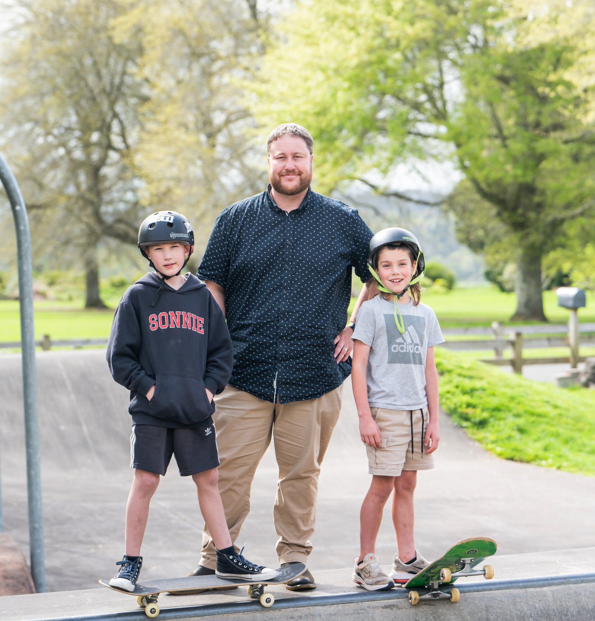 Edward (Teddy) Jackson 8, Kaimai School Principal Matthew Jackson and Lincoln Marshall 8. Photo / Brydie Thompson