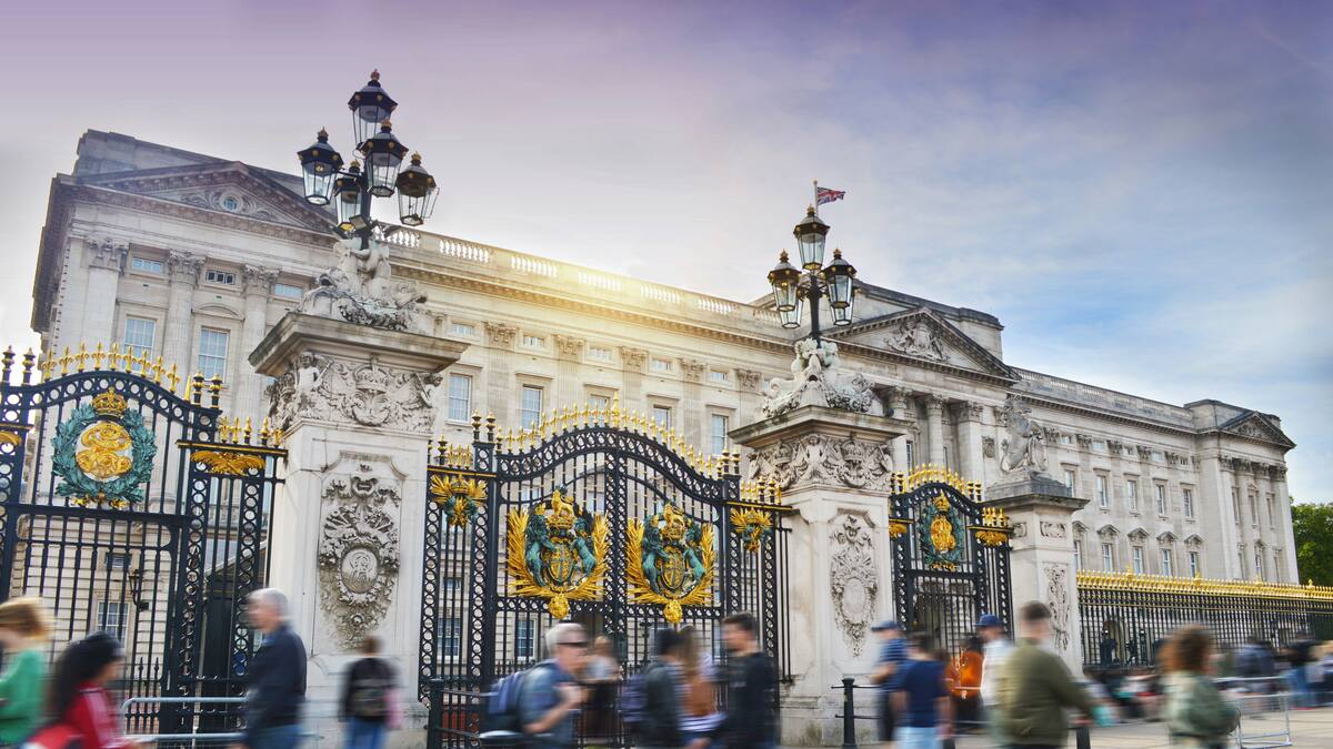 ‘Crazy’ Buckingham Palace maid arrested after Christmas party turns violent ‘Crazy’ Buckingham Palace maid arrested after Christmas party turns violent