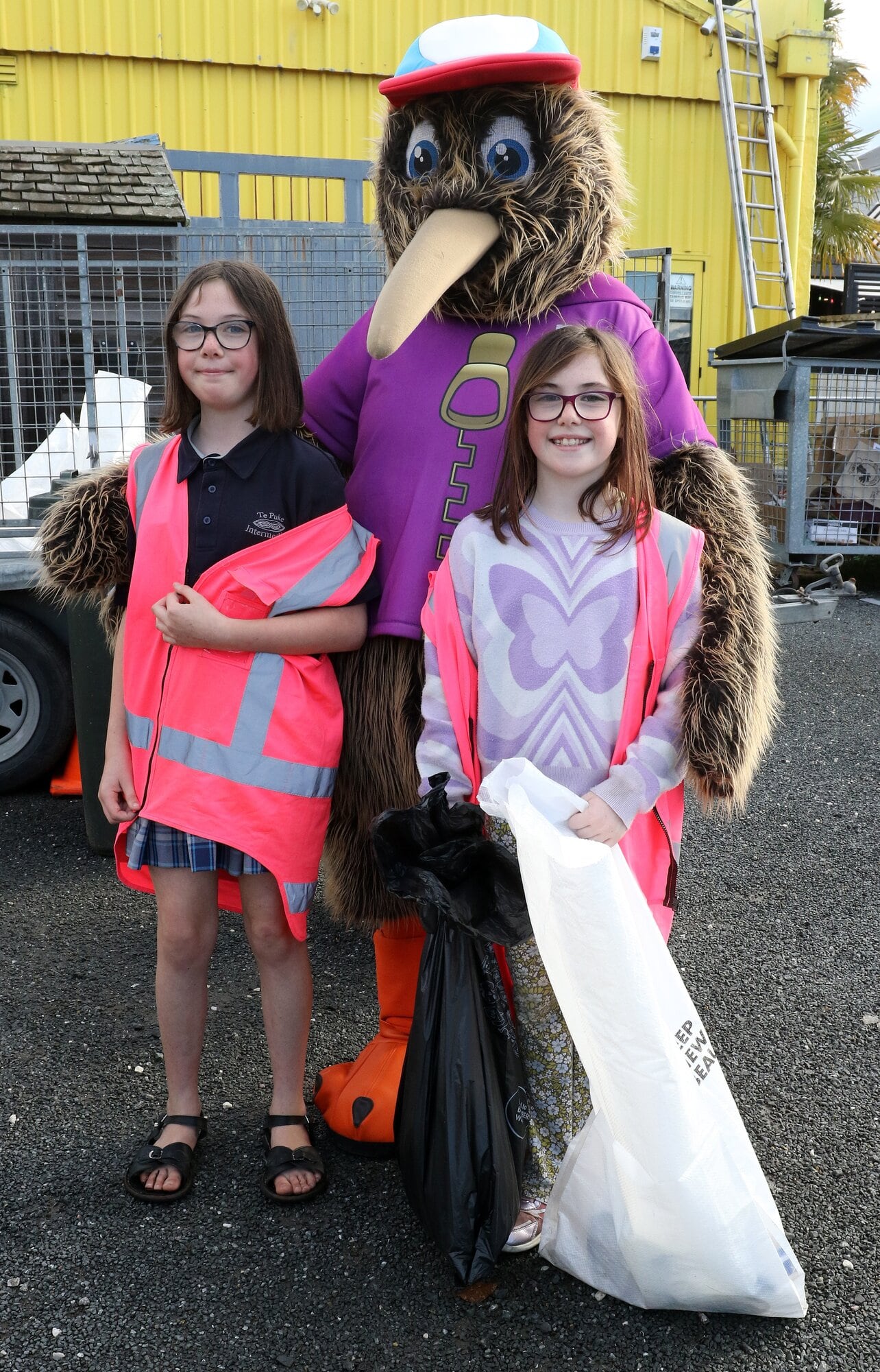  Sora Cheetham, 11, left, and Keira Simmons, 10, with Kiki Kiwi. Photo / Stuart Whitaker