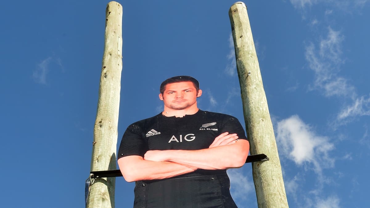 Faint stirrings of optimism as Richie McCaw statue saga rumbles on Faint stirrings of optimism as Richie McCaw statue saga rumbles on