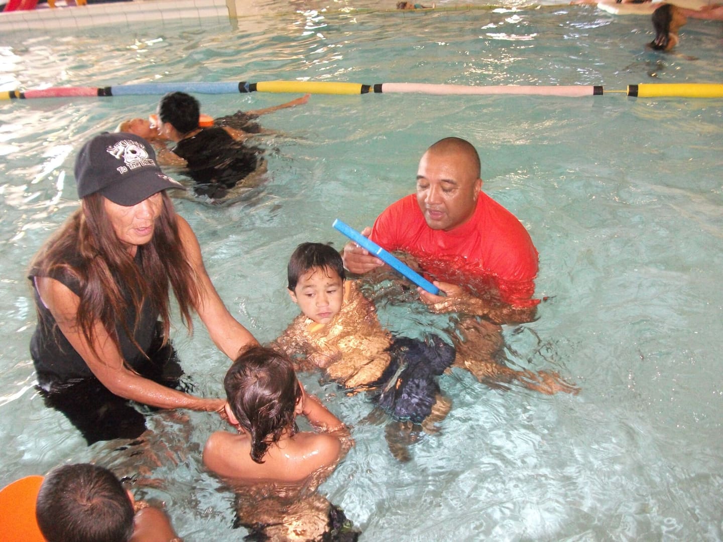 Rob Hewitt teaching young Kiwis about water safety.