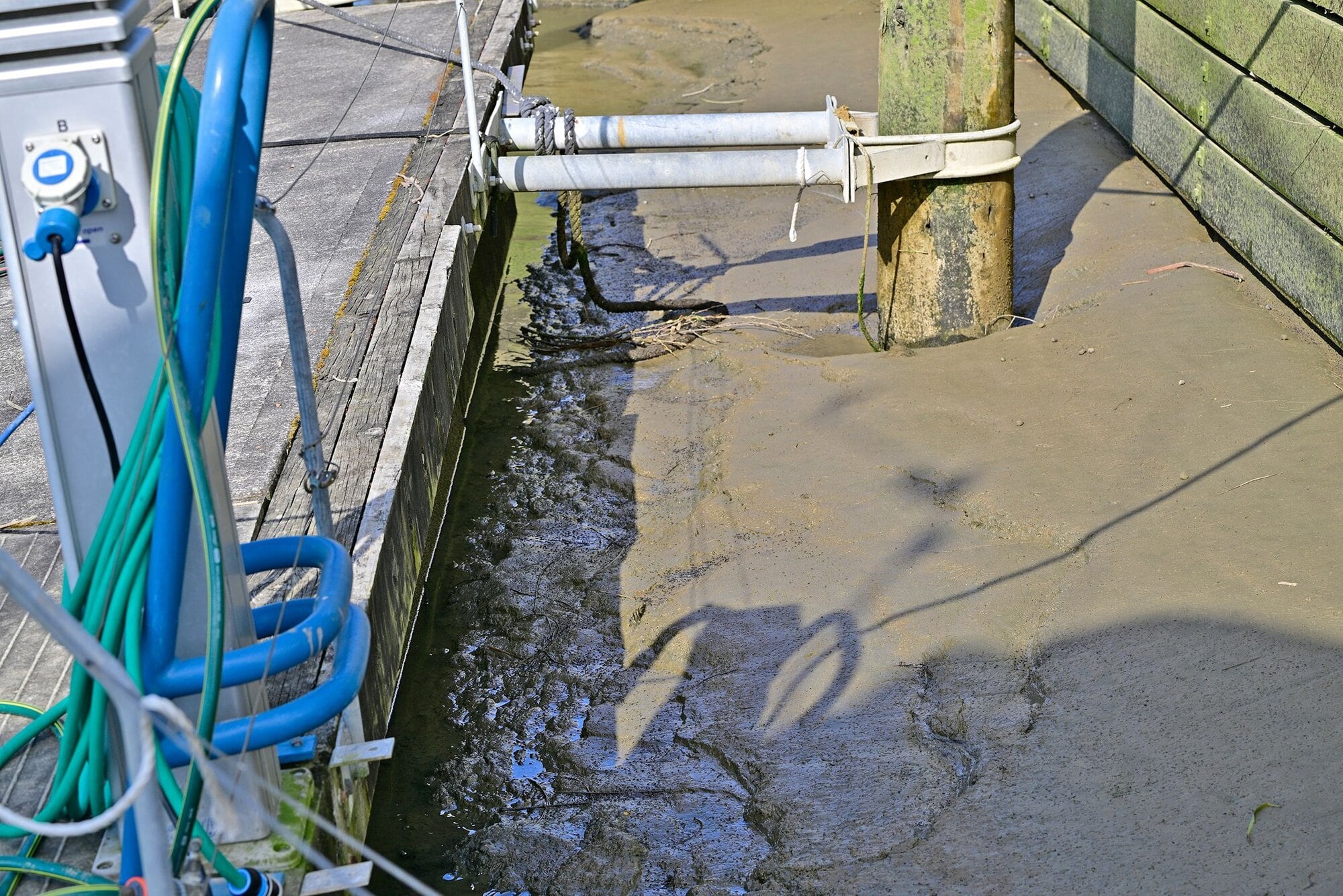  The area between the wharf and the pontoon walkway is filled with sediment at low tide. Photo / LDR