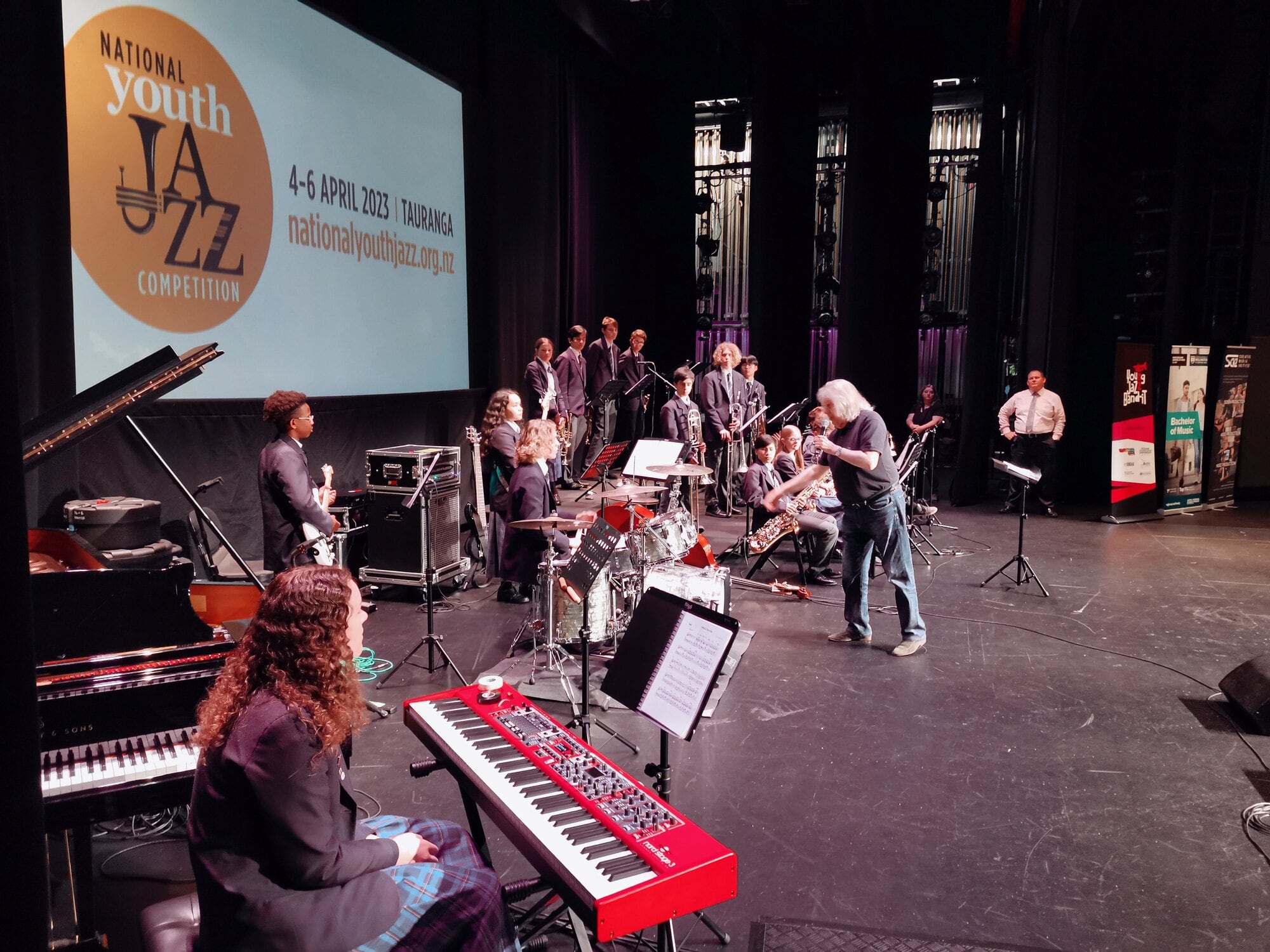hdrpl Judges Rodger Fox and Gwyn Reynolds workshopping on stage with Bethlehem College in 2023. Photo/ Supplied