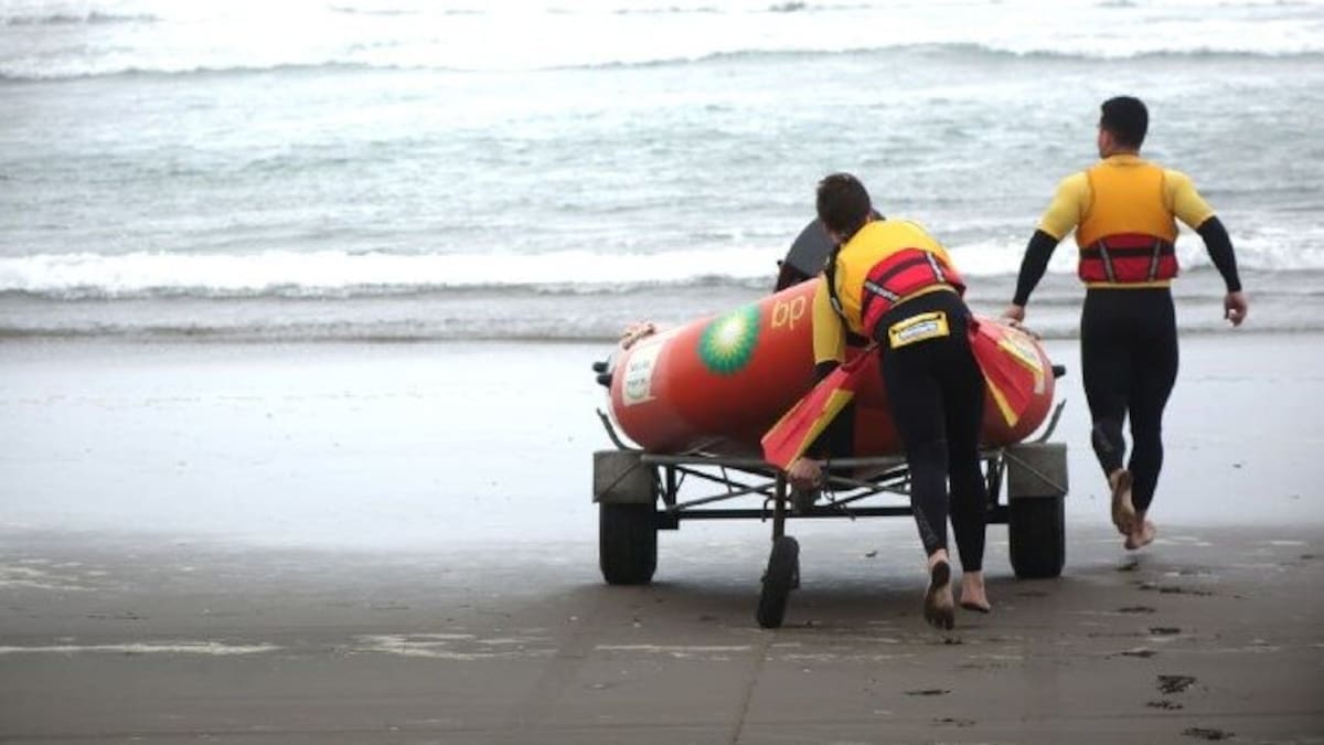 Auckland beach drownings: Four rescues, two dead in 90 minutes spark safety plea Auckland beach drownings: Four rescues, two dead in 90 minutes spark safety plea