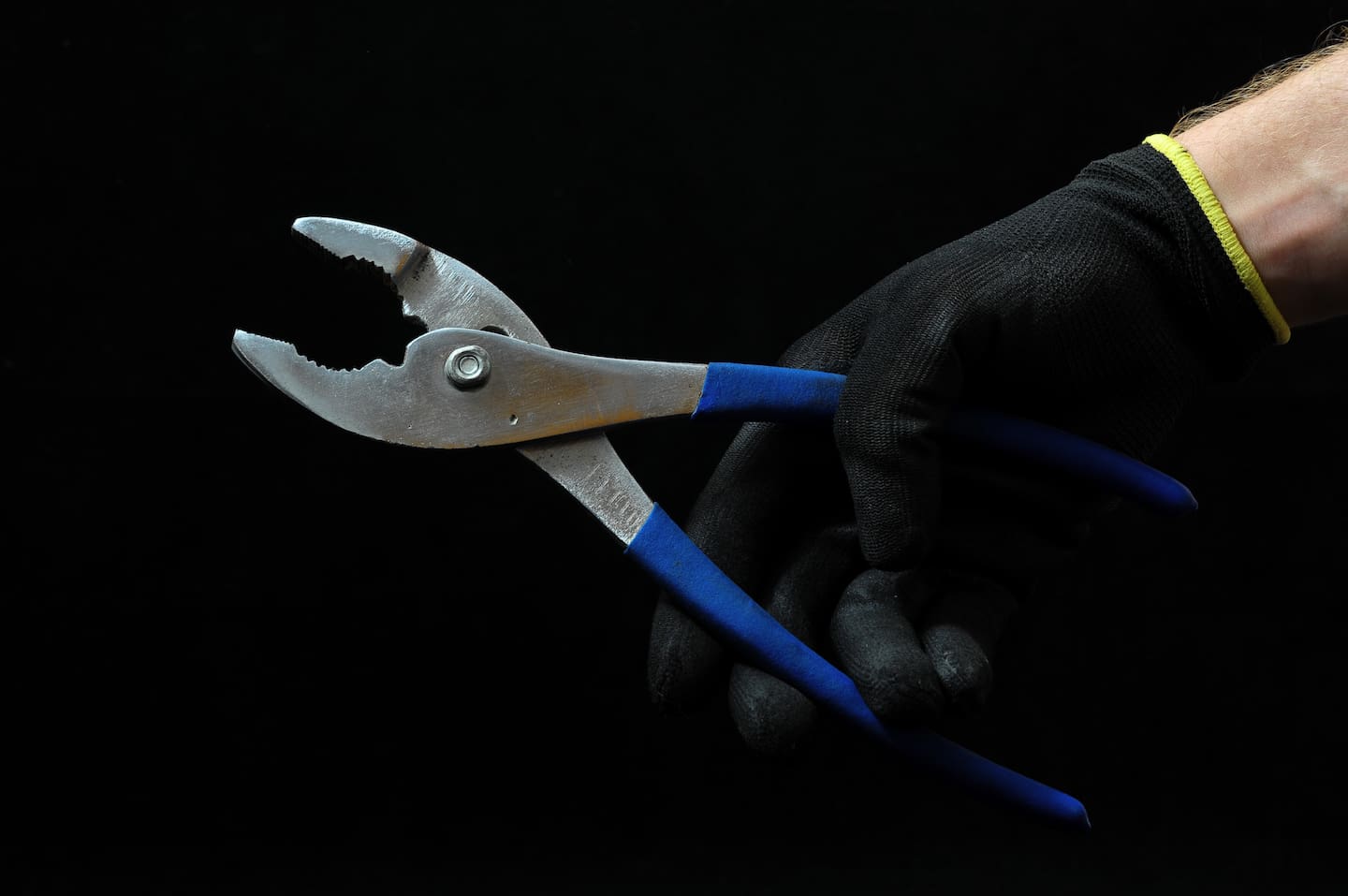 The victim of gang-related torture in Nelson over missing drugs had both his toes squeezed with a pair of pliers before a hammer was taken to each of his knees. Photo / 123rf
