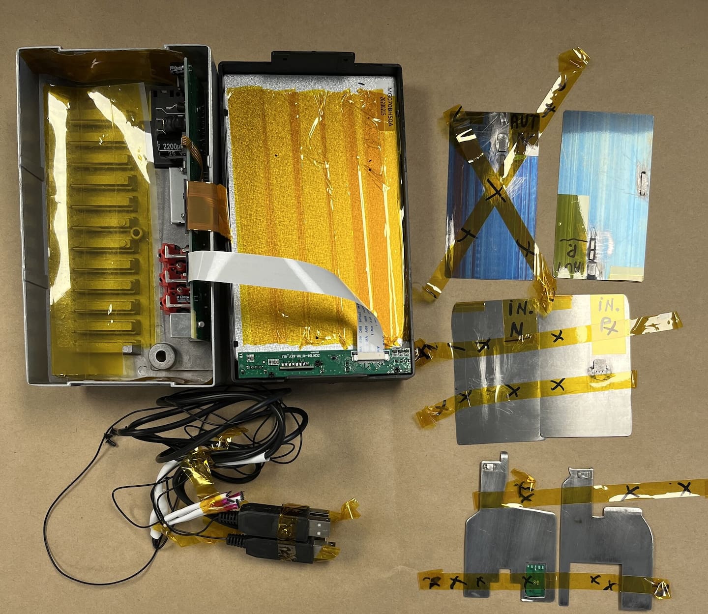 两名奥克兰男子因走私信用卡盗刷设备入境新西兰并盗窃逾6万纽币而被判刑。图为用于支付终端的盗刷设备。图片/海关