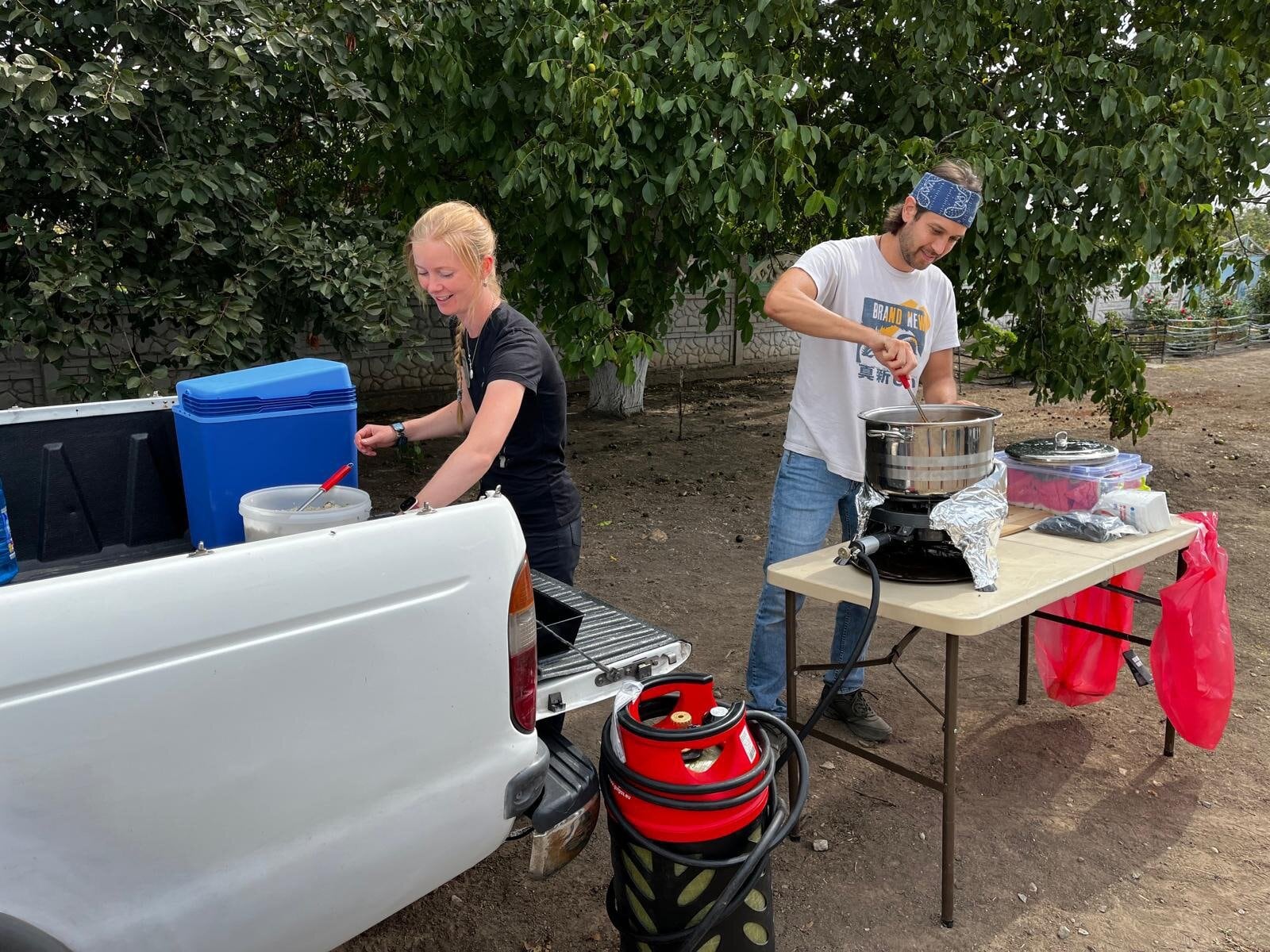  Harriet Campbell and Jason Zan providing hot food in Ukraine. Photo / Supplied