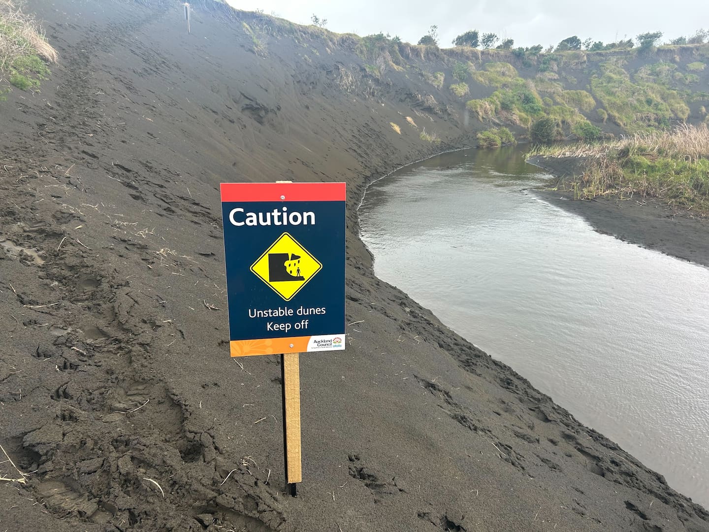 A new set of warning signs at the site of the Muriwai Beach sand dunes death. Photo / Sarah Bristow