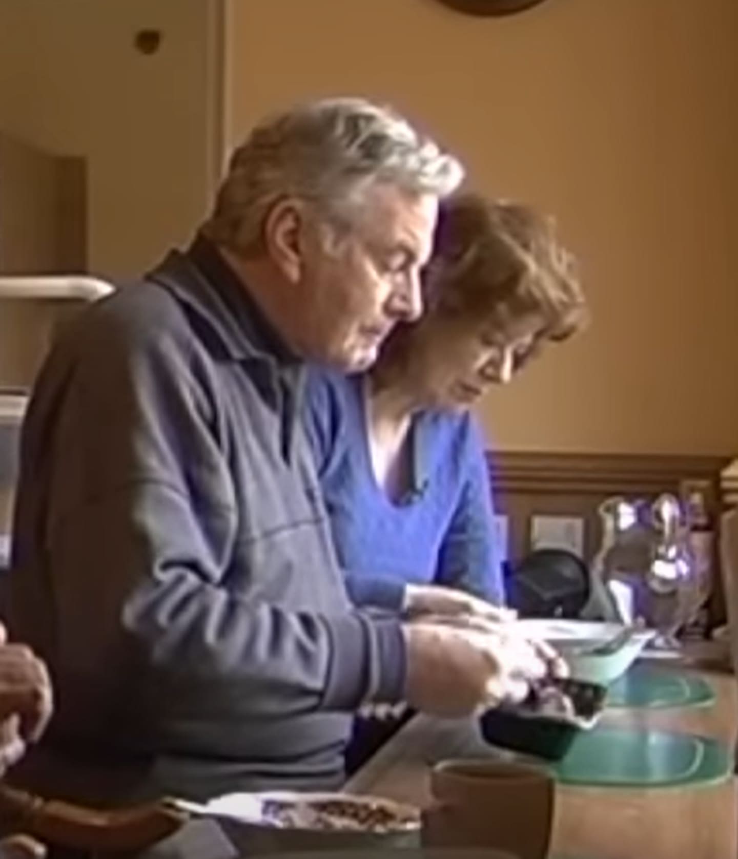 Jonathan Hulme and his sister Juliet - then known as Anne Perry - having a lunch break together. Photo / Screenshot from Anne Perry Interiors