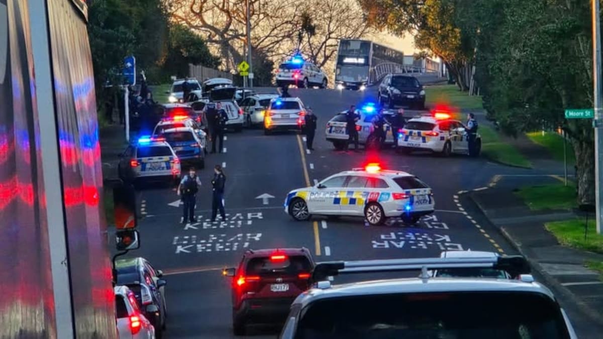 Wrong-way police chase closes section of busy North Shore, Auckland road at rush hour