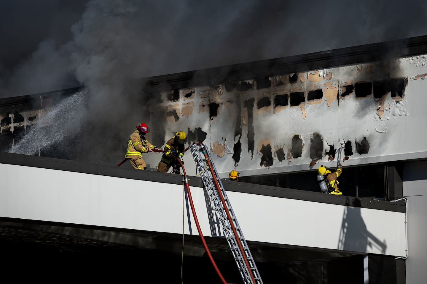 Thick black smoke engulfed Auckland City after a fire broke out at the New World supermarket in Victoria Park. Photo / Dean Purcell.