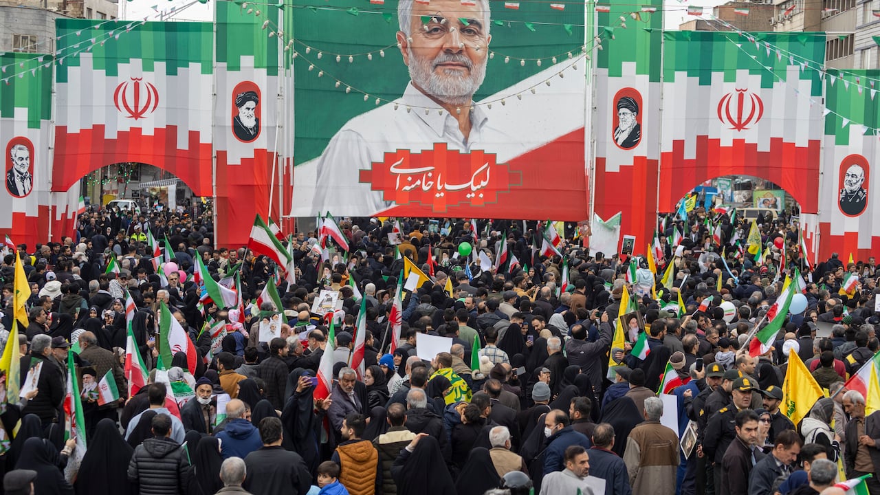 মার্কিন হুমকির ছায়ায় ইরান বিপ্লব বার্ষিকী পালন করেছে মার্কিন হুমকির ছায়ায় ইরান বিপ্লব বার্ষিকী পালন করেছে