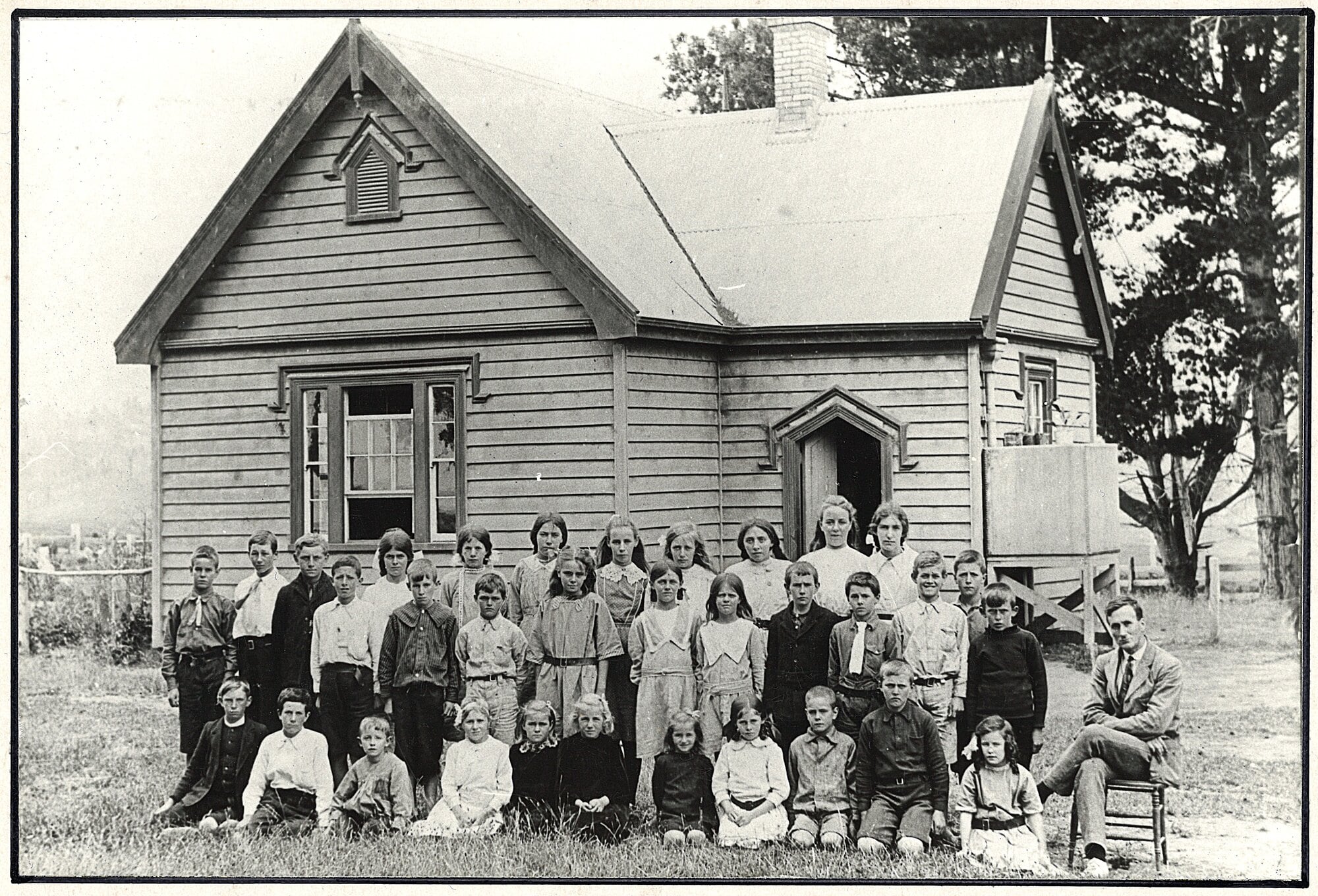  The No 3 school back in 1914, photographed by an unknown. Photo / Western Bay Community Archives Collection