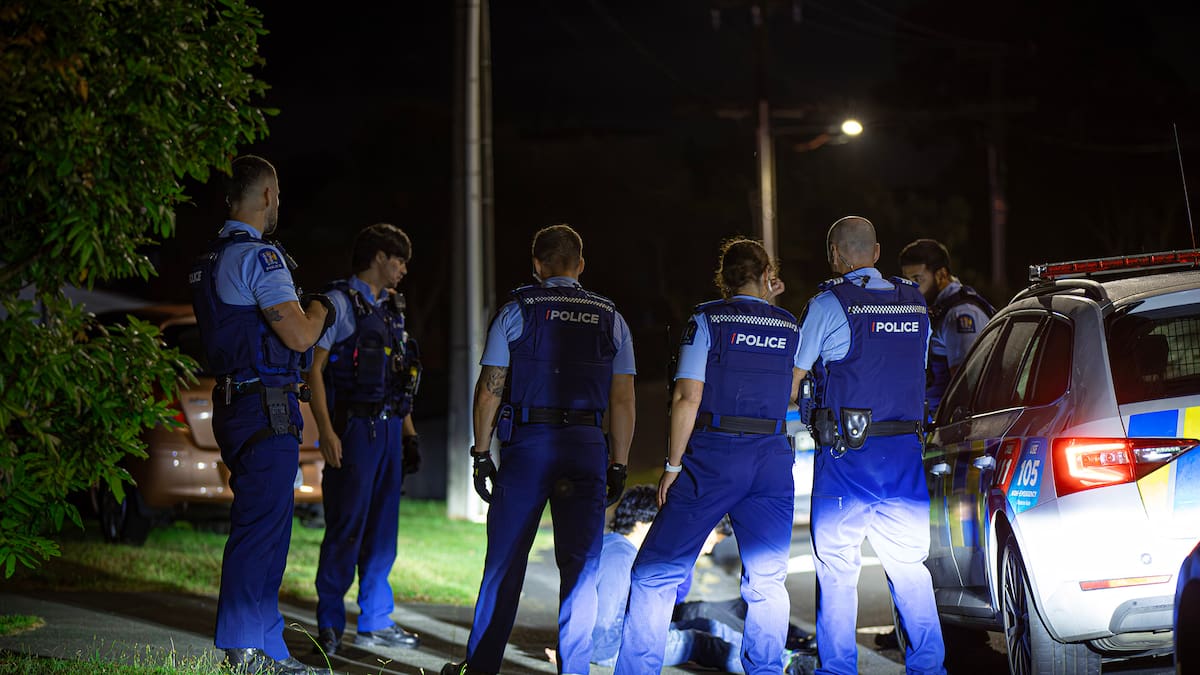 Watch: Six teens arrested after dramatic pursuit in West Auckland Watch: Six teens arrested after dramatic pursuit in West Auckland