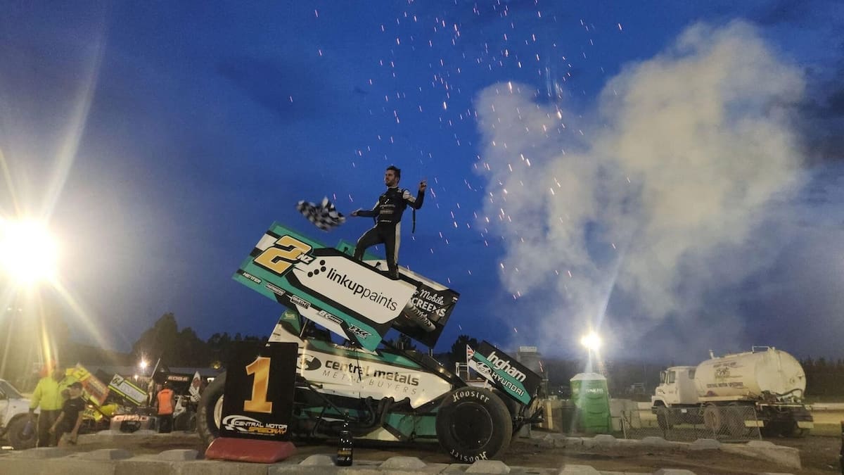 Speedway: Hamilton racer Daniel Thomas wins rare double New Zealand sprintcar crown