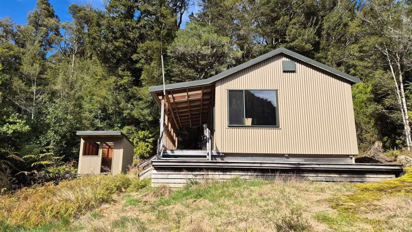 Venus Hut. Photo / Department of Conservation