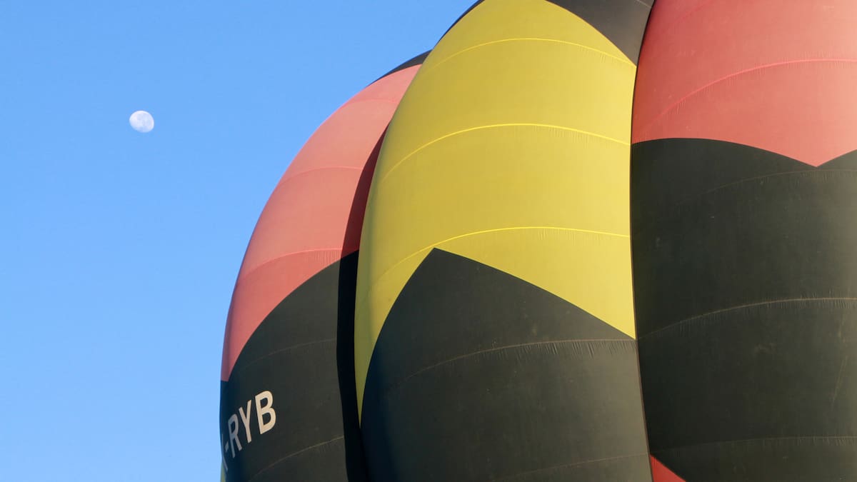 Hot air balloon makes rough landing, 10 treated for minor injuries Hot air balloon makes rough landing, 10 treated for minor injuries