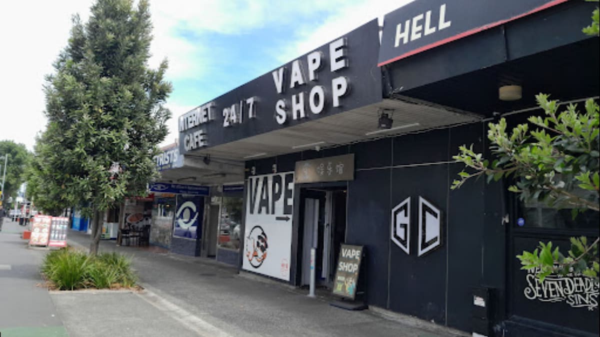 Good Samaritan left bloodied after 'terrifying' crowbar attack during vape shop raid Good Samaritan left bloodied after 'terrifying' crowbar attack during vape shop raid