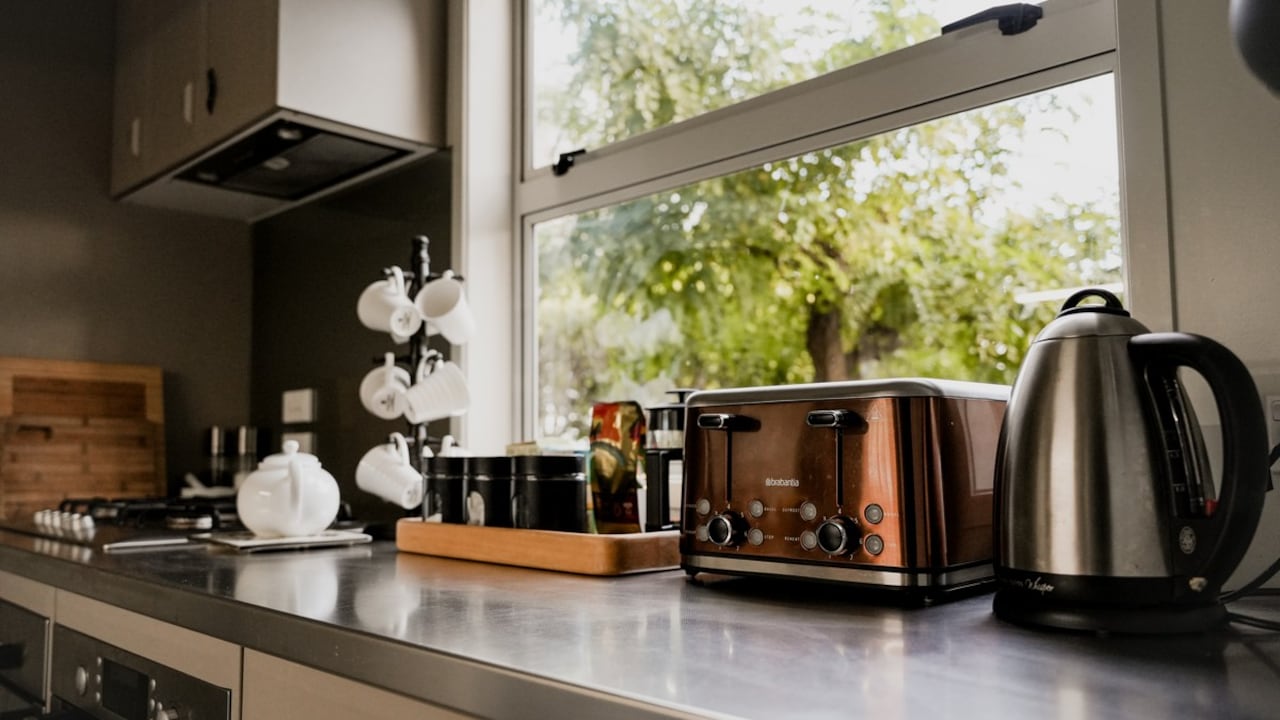 ক্যামেরায় দেখা স্প্রে আক্রমণের পর ফ্ল্যাটমেটরা মার্কিন ব্যক্তিকে মুদিখানায় বিষ প্রয়োগের অভিযোগ করেছে ক্যামেরায় দেখা স্প্রে আক্রমণের পর ফ্ল্যাটমেটরা মার্কিন ব্যক্তিকে মুদিখানায় বিষ প্রয়োগের অভিযোগ করেছে