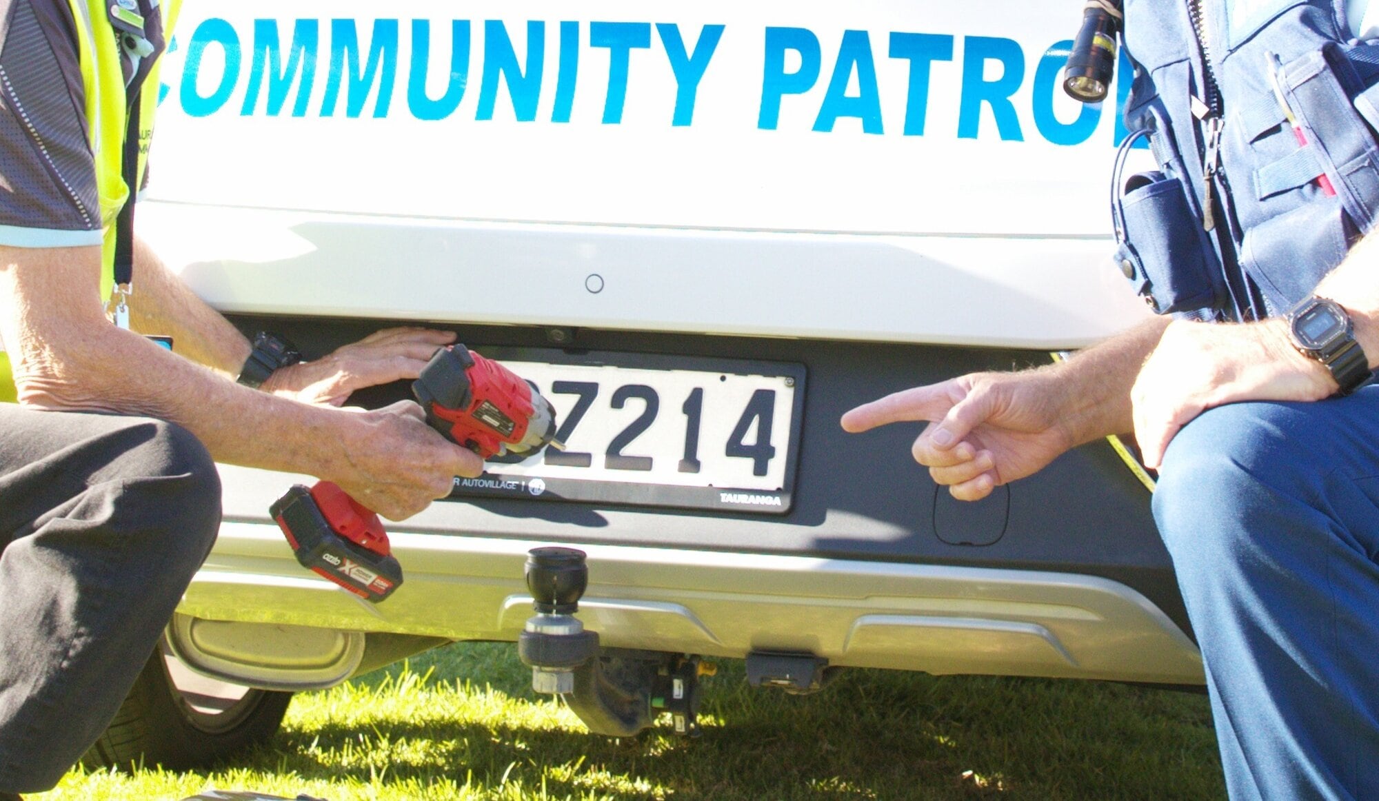 At the tamper-proof screw day, motorists can remain in their vehicles while Tauranga South Community Patrol members fit the specialised screws. Photo / Kelly O&rsquo;Hara