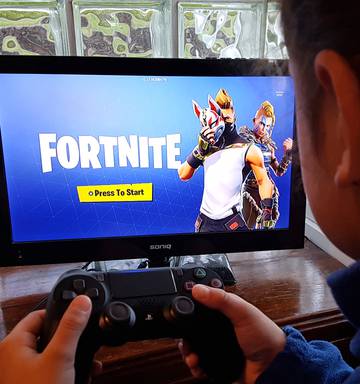 principals concerned about late night online gaming as fortnite popularity soars - fortnite loom bands