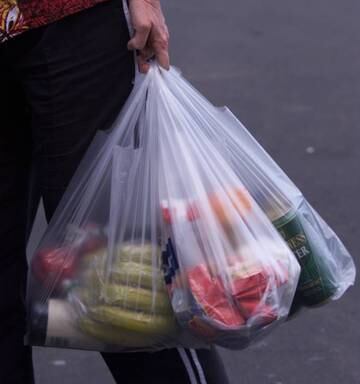 Plastic Bag Ban Comes Into Effect How Consumers Can Report Retailers Ignoring The Law Nz Herald