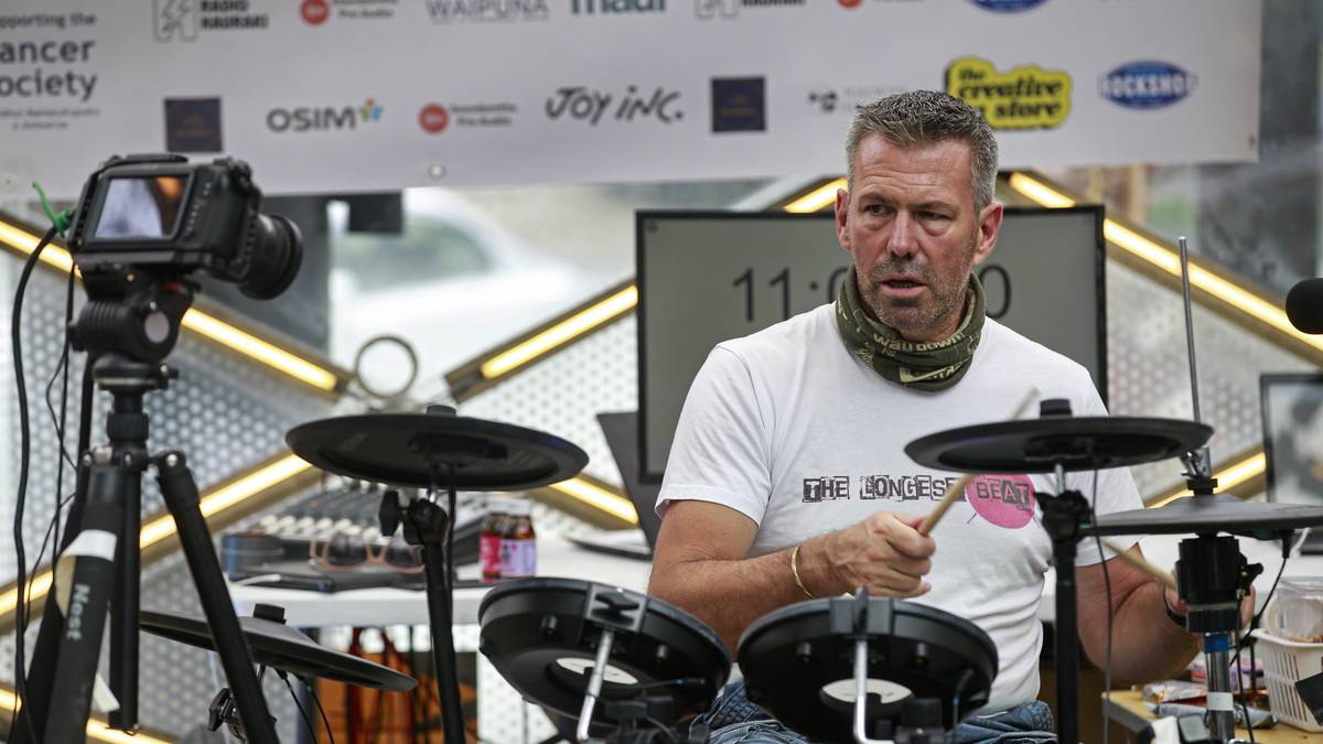 Paul Bondsfeld wykonuje rekordową próbę gry na perkusji, aby zdiagnozowano u niego raka