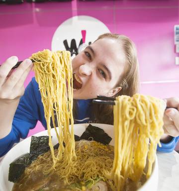 Model Competitive Eater Leaves Big Dudes In Her Wake Nz Herald