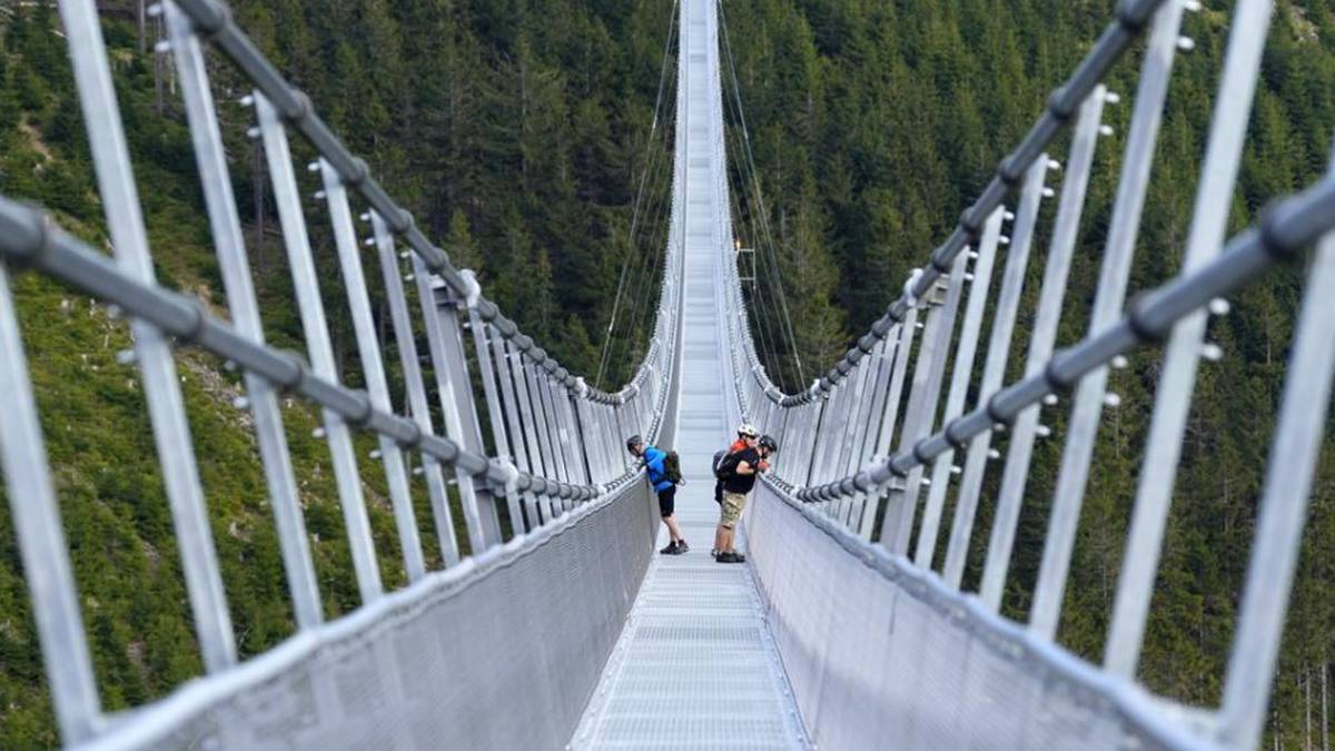 Inauguration du plus long pont suspendu pour piétons du monde dans une station de montagne en République tchèque